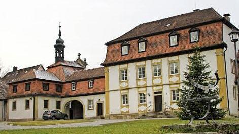 In der fr&uuml;heren Schloss-Remise ist das Verwaltungsgeb&auml;ude der VG Ebelsbach untergebracht. Die Gemeinde will die R&auml;ume mit Hilfe des kommunalen Investitionsprogramms energetisch sanieren und behindertengerecht ausstatten. Foto: G&uuml;nther Geiling