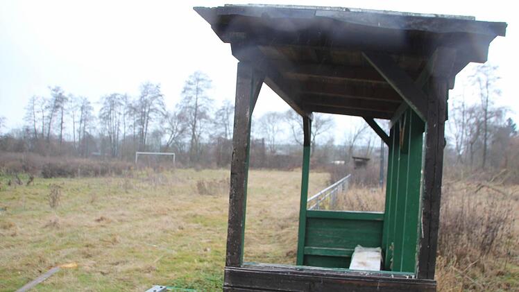 Im Stadion an der Wiesentbrücke spielten die Germania-Kicker seit 1979. Seit 2010 hat kein Spieler mehr den Platz betreten. Foto: Ekkehard Roepert
