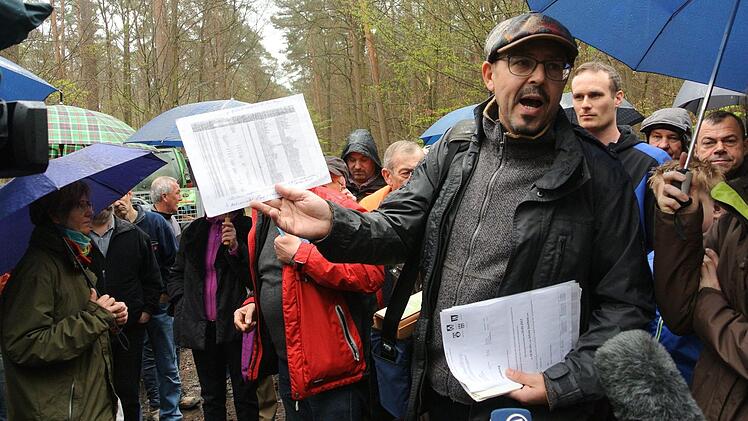 Werner Rümer bemängelt die Unterlagen der Gemeinde; für die Rechtler sind die Ein- und Ausgaben zur Waldbewirtschaftung nicht verständlich dargestellt.