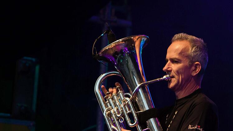 Wie Hans-Jürgen Buchner und seine Band Haindling ihr Konzert beim Tambacher Sommer zum ebenso gelungenen wie nachdenklich stimmenden Abend werden lassen.