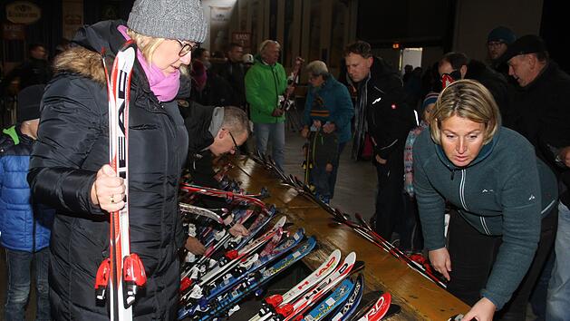 Skier f&uuml;r Kinder und Jugendliche waren bei der Skib&ouml;rse der Naturfreunde Kulmbach  wieder sehr begehrt. Sonny Adam