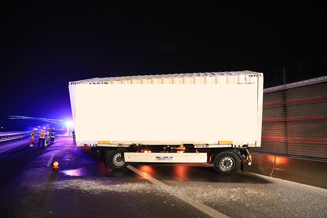 Lkw kommt auf A73 ins Schleudern - Anhänger stellt sich quer