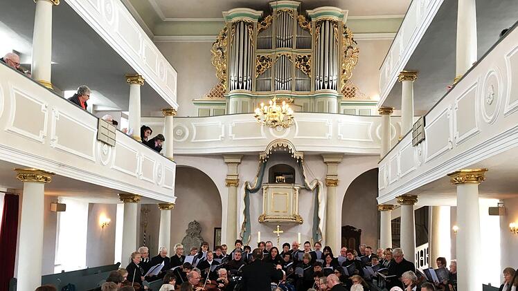 Einen eindringlichen Akzent zum Osterfest setzte die Aufführung der Johannespassion von Heinrich Schütz in der Marienkirche in Gauerstadt. Kirchenmusikdirektor Torsten Sterzik dirigierte die Sängervereinigung Bad Rodach und die Stadtkantorei Hildburghausen sowie das Collegium musicum Hildburghausen.Jochen Berger