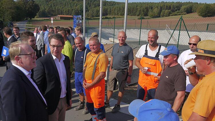 Impressionen von der feierlichen Verkehrsfreigabe des Neubauschnitts für die Bundesstraße 303 in und östlich von Oberelldorf.Foto: Berthold Köhler