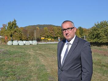Am Aschacher Kreisel (Marktgemeinde Bad Bocklet) will die Handelskette Rewe einen Verbrauchermarkt ansiedeln. Bürgermeister Andreas Sandwall steht auf dem betreffenden Grundstück, im Hintergrund ist der Verkehrskreisel zu sehen.  Foto: Isolde Krapf