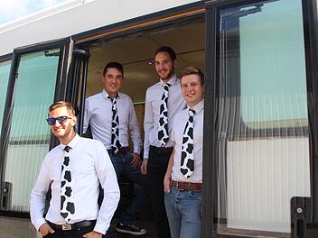 Die Kuhflecken-Krawatte darf nicht fehlen. Patrick Metz, Sean Heminokeky, Jonas Behr und Christoph Käßer (von links) vor ihrem "Milchtruck 43", mit dem sie in ein erfolgreiches Geschäftsleben starten wollen. Dafür haben sie einen alten Bus umgebaut.   Fotos: Eckehard Kiesewetter
