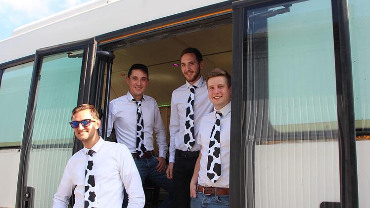 Die Kuhflecken-Krawatte darf nicht fehlen. Patrick Metz, Sean Heminokeky, Jonas Behr und Christoph Käßer (von links) vor ihrem "Milchtruck 43", mit dem sie in ein erfolgreiches Geschäftsleben starten wollen. Dafür haben sie einen alten Bus umgebaut.   Fotos: Eckehard Kiesewetter