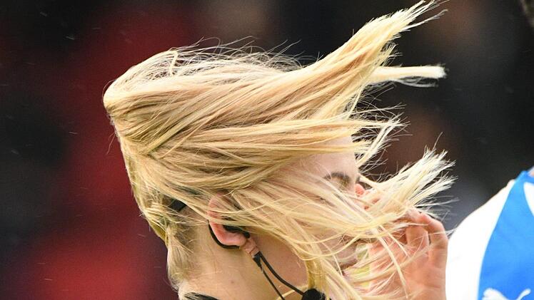 Die Frisur sitzt nicht: Trotz offensichtlicher Probleme mit den Haaren und dem Wind behielt Schiedsrichterin Miriam Blo&szlig; bei der Landesliga-Begegnung zwischen dem FC Lichtenfels  und dem SV Euerbach/K&uuml;tzberg  (1:1) den Durchblick.   Foto: Gunther Czepera