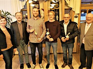 Als zertifizierte Obstbaumpfleger konnte Kreisvorsitzender Fritz Pohl (Zweiter von links) Christian Kraus, Stefan Löffler und Horst Hanna vorstellen. Weiter im Bild Kreisfachberaterin Beate Singhartinger (links) sowie Landratsstellvertreter Bernd Steger (rechts).  Fotos: Gerd Fleischmann
