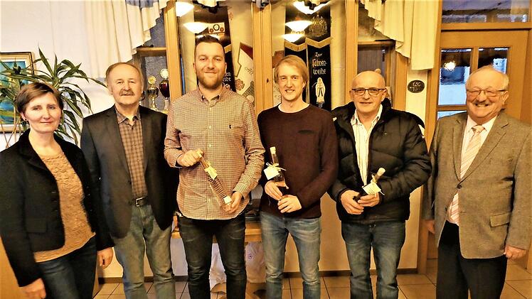 Als zertifizierte Obstbaumpfleger konnte Kreisvorsitzender Fritz Pohl (Zweiter von links) Christian Kraus, Stefan Löffler und Horst Hanna vorstellen. Weiter im Bild Kreisfachberaterin Beate Singhartinger (links) sowie Landratsstellvertreter Bernd Steger (rechts).  Fotos: Gerd Fleischmann