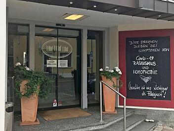 Die Türen der Drei Kronen in Adelsdorf sind für den Restaurantbetrieb vorerst bis Ende November geschlossen.  Foto: Michael Busch