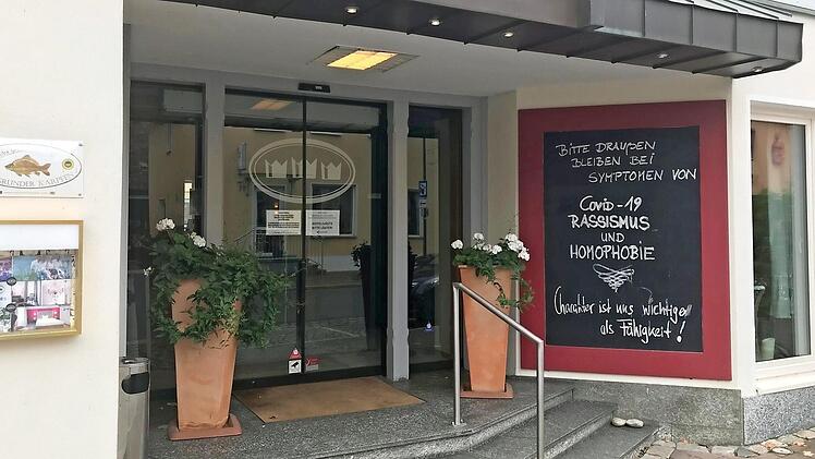 Die Türen der Drei Kronen in Adelsdorf sind für den Restaurantbetrieb vorerst bis Ende November geschlossen.  Foto: Michael Busch
