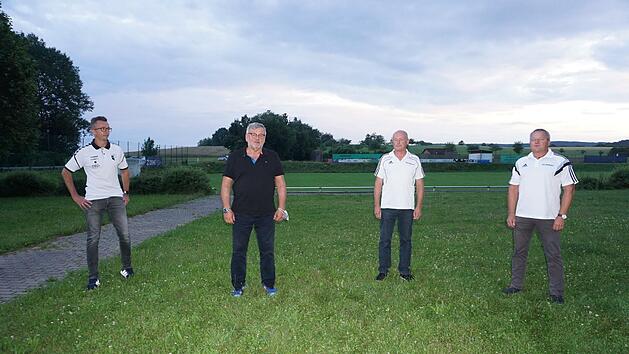 Der TSV Wollbach verabschiedete sich nach 30 Jahren von  Volleyballtrainer Wieslaw Karwacki (zweiter von links) und  Vorstandsmitglied&nbsp; Dieter Wolf (zweite von rechts). Es dankten f&uuml;r das  lange ehrenamtliche Engagement im Verein Steffen Schmitt (links) und  Klaus Wiesler (rechts).
