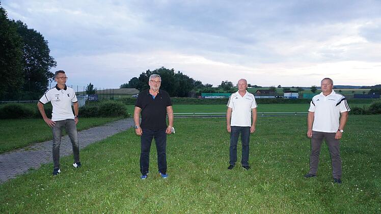 Der TSV Wollbach verabschiedete sich nach 30 Jahren von  Volleyballtrainer Wieslaw Karwacki (zweiter von links) und  Vorstandsmitglied  Dieter Wolf (zweite von rechts). Es dankten für das  lange ehrenamtliche Engagement im Verein Steffen Schmitt (links) und  Klaus Wiesler (rechts).