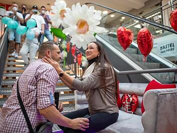 Heiratsantrag im Ertl-Zentrum: Paar verlobt sich in Shopping-Center