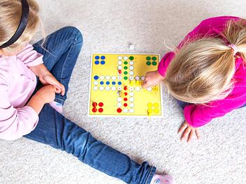 "Mensch ärgere Dich nicht" spielen  - ein netter Zeitvertreib. Aber nicht die ganzen Ferien lang. Und: Wer passt auf die Kinder auf? Foto: Ramona Heim, stock.adobe