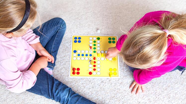 "Mensch ärgere Dich nicht" spielen  - ein netter Zeitvertreib. Aber nicht die ganzen Ferien lang. Und: Wer passt auf die Kinder auf? Foto: Ramona Heim, stock.adobe