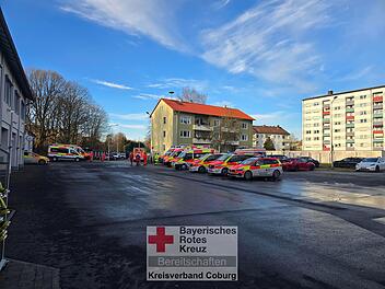 Kreis Coburg: "Brennender Topf" löst Großeinsatz aus - 100 Einsatzkräfte vor Ort