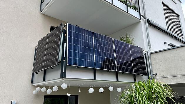 Unser Leser Erik betreibt seit 2023 ein Balkonkraftwerk, in diesem Jahr ist auch der Nullsteuersatz für PV in Kraft getreten.