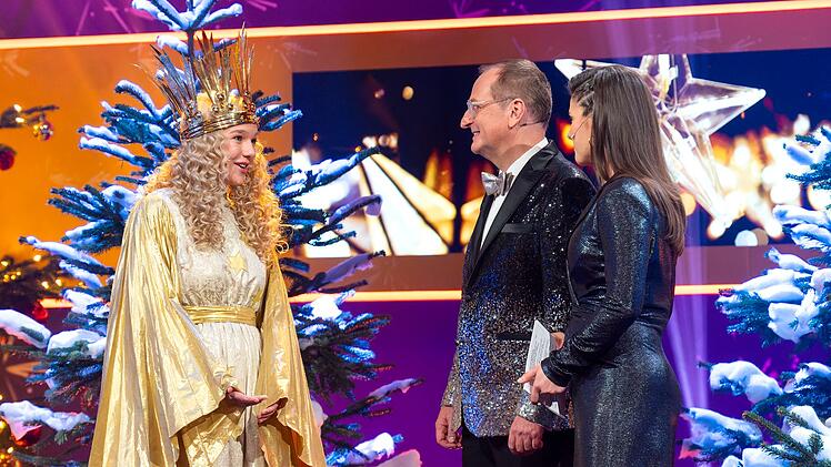 Auch 2025 bekommt die Sternstunden-Gala Besuch vom Nürnberger Christkind. Rechts die Moderatoren Sandra Rieß und Volker Heißmann.