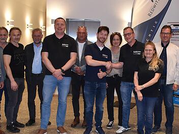 Ehrenvorsitzender Stephan Arndt (Vierter v. re.) gratulierte dem neuen Vorsitzenden Ronny S&ouml;llner (Mitte, re.) zur Wahl; dabei sind Zweiter Vorsitzender Martin Sommer (Mitte, li.) und die Mitglieder der Vorstandschaft.