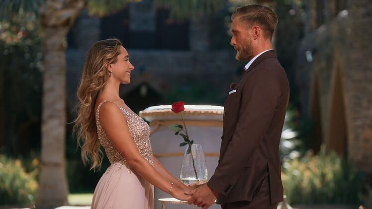 Bachelor Sebastian Paul vergibt seine letzte Rose an Nadja.
