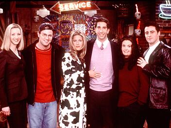 Friends Lisa Kudrow (von links), der 2023 verstorbene Matthew Perry, Jennifer Aniston, David Schwimmer, Courteney Cox Arquette und Matt Leblanc waren die Gesichter der Sitcom "Friends".