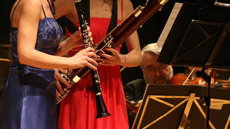 Optisch und akustisch eine Augenweide: Die Solistinnen Claudia Sautter (Klarinette) und die gebürtige Kronacherin Susanne von Hayn (Fagott) zeigten beim Duett-Concertino von Richard Strauß und beim Concertino von Franz Danzi beachtliches Können Foto: Sonny Adam