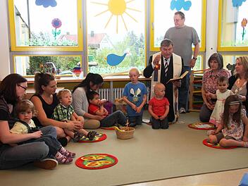 Pfarrer Werner Wolf (m.) segnet die neue Kinderkrippe in Obertrubach. Foto: Galster