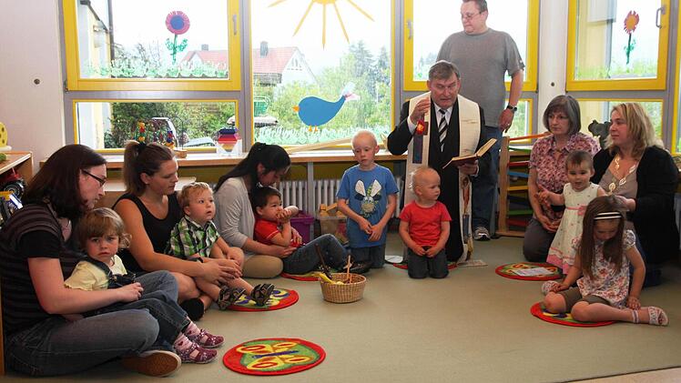Pfarrer Werner Wolf (m.) segnet die neue Kinderkrippe in Obertrubach. Foto: Galster
