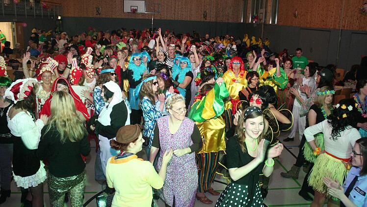 Ausgelassen tanzten viele Frauen beim Weiberfasching in Wachenroth. Foto: Evi Seeger
