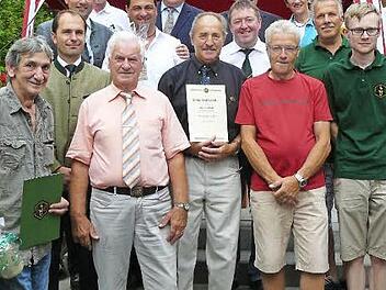 Zahlreiche Ehrungen langjähriger und verdienstvoller Heimat- und Wanderfreunde prägten den 90. Geburtstag des Frankenwaldvereines Wartenfels. Mit der höchsten Auszeichnung, der Verdienstnadel in Gold des Frankenwald-Hauptvereins, wurde Alfons Hahn (Bildmitte mit Urkunde) für seine engagierte Arbeit gedankt. Mit im Bild die weiteren Geehrten und Ehrengäste. Foto: Klaus-Peter Wulf