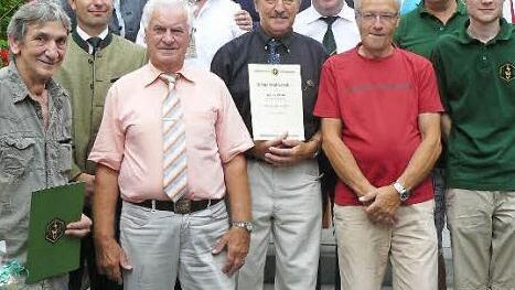 Zahlreiche Ehrungen langjähriger und verdienstvoller Heimat- und Wanderfreunde prägten den 90. Geburtstag des Frankenwaldvereines Wartenfels. Mit der höchsten Auszeichnung, der Verdienstnadel in Gold des Frankenwald-Hauptvereins, wurde Alfons Hahn (Bildmitte mit Urkunde) für seine engagierte Arbeit gedankt. Mit im Bild die weiteren Geehrten und Ehrengäste. Foto: Klaus-Peter Wulf
