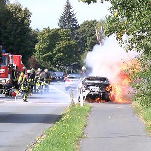 Fahrer entkommt aus brennendem Auto bei Hof
