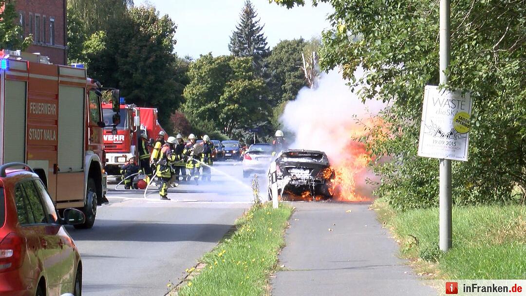 Fahrer entkommt aus brennendem Auto bei Hof