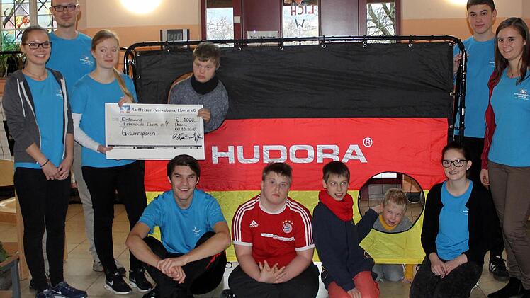 Die Lebenshilfe-Kinder mit den Bank-Azubis bei der Übergabe. Foto: pr