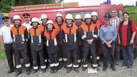 Die erfolgreichen Reuther Feuerwehraktiven mit (v. l.) KBI Hans-Ulrich Müller, Gruppenführer Andreas Harthan, Kreisbrandmeister Roland Schedel sowie (v. r.) Vorsitzende Tanja Renner, Zweiter Bürgermeister Michael Bohl und Kommandant Heinrich Roth Foto: Dieter Wolf