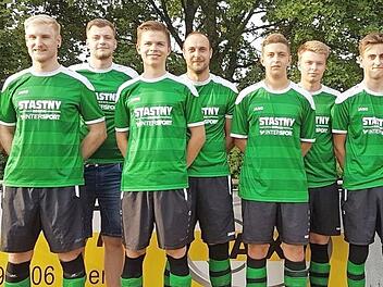 Die Neuzugänge von links: Markus Winkelmann (Trainer), Markus Dürr (FC Rentweinsdorf), Felix Bendel (FC Zeil), Constantin Wüstenberg (SG Eyrichshof/Ebern II), Christoph Lipa (TSV Limbach), Rene Rödel, Nico Käßer, Leon Becht (eigene Jugend), Dietmar Schramm-Kafka (Spielleiter). Es fehlen: Patric Kajcic (TSV Limbach), Marcel Käßer (Jugend), Michael Birke (TV Ebern), David Aumüller (VFL Mürsbach) Foto: Dietz