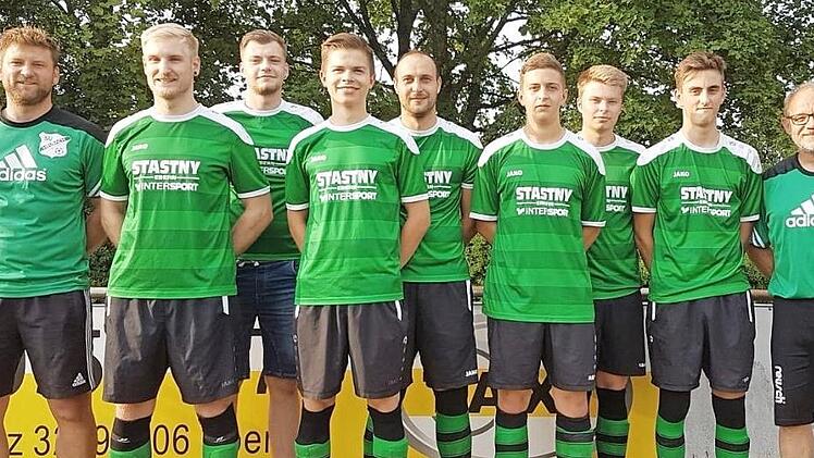Die Neuzugänge von links: Markus Winkelmann (Trainer), Markus Dürr (FC Rentweinsdorf), Felix Bendel (FC Zeil), Constantin Wüstenberg (SG Eyrichshof/Ebern II), Christoph Lipa (TSV Limbach), Rene Rödel, Nico Käßer, Leon Becht (eigene Jugend), Dietmar Schramm-Kafka (Spielleiter). Es fehlen: Patric Kajcic (TSV Limbach), Marcel Käßer (Jugend), Michael Birke (TV Ebern), David Aumüller (VFL Mürsbach) Foto: Dietz