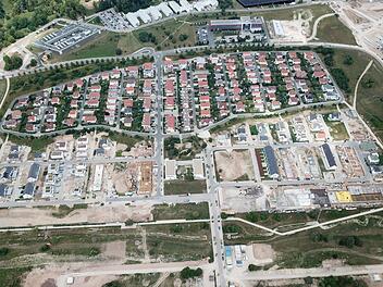 Auf dem Luftbild vom Juni sind die drei Bauabschnitte der Herzo Base gut zu erkennen. Im unteren Teil laufen die Tiefbauarbeiten.   Foto: Herzo-Werke