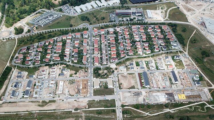 Auf dem Luftbild vom Juni sind die drei Bauabschnitte der Herzo Base gut zu erkennen. Im unteren Teil laufen die Tiefbauarbeiten.   Foto: Herzo-Werke