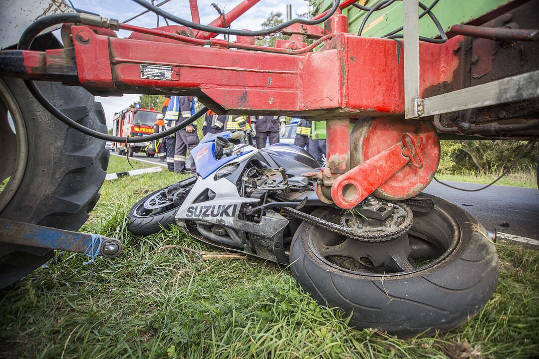 Unfall im Kreis Haßberge: Motorradfahrer prallt gegen Traktor-Anhänger