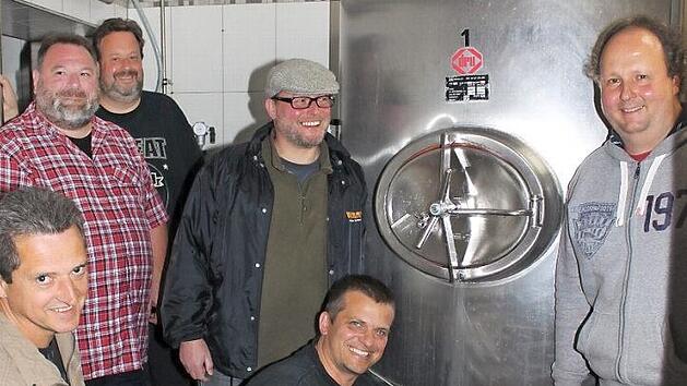 Braumeister Mike Schmitt (Mitte) f&uuml;llt das erste Hausbraufass ab.  Foto: Carmen Schwind