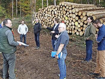 Vor Ort machten sich Stadträte auf Einladung von Bürgermeister Tobias Ehrlicher (4.v.r.) ein Bild vom Schaden, den der Borkenkäfer im Stadtwald angerichtet hat. WBV-Geschäftsführer Manfred Herter (links) und Kämmerer Michael Fischer (3.v.r.) ließen Fakten sprechen.  Foto: Rebhan