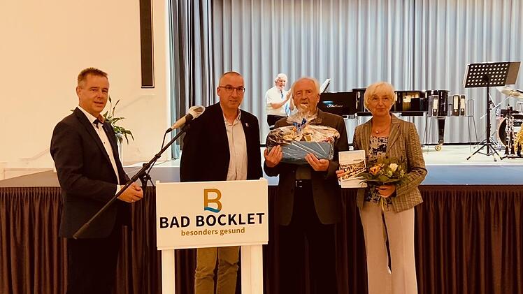 Maria und Paul Schmitz mit Bocklets B&uuml;rgermeister Andreas Sandwall und Kurdirektor Thomas Beck bei der Ausstellungser&ouml;ffnung.