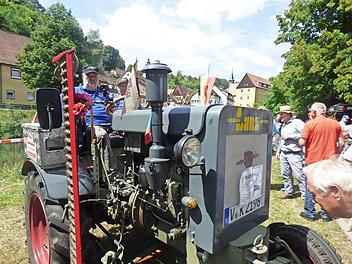 Klaus und Helga Krause aus Bad Elster im s&auml;chsischen Vogtland waren mit ihren Lanz L25 mit Baujahr 1944 am weitesten angereist. Sieben Stunden brauchten sie mit dem umgebauten fr&uuml;heren Holzvergaser f&uuml;r die etwa 130 Kilometer auf Landstra&szlig;en nach W...