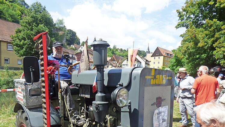 Klaus und Helga Krause aus Bad Elster im sächsischen Vogtland waren mit ihren Lanz L25 mit Baujahr 1944 am weitesten angereist. Sieben Stunden brauchten sie mit dem umgebauten früheren Holzvergaser für die etwa 130 Kilometer auf Landstraßen nach W...