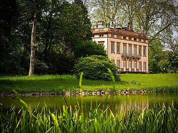 Inmitten prächtiger Natur befindet sich das Schloss Schönbusch.
