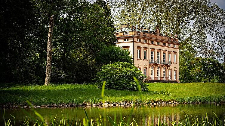 Inmitten prächtiger Natur befindet sich das Schloss Schönbusch.
