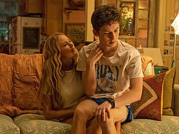 Die Komödie "No Hard Feelings" erzählt von Uber-Fahrerin Maddie (Jennifer Lawrence), die dem unerfahrenen Jüngling Percy (Andrew Barth Feldman) ein bisschen was über die Liebe beibringen soll ...